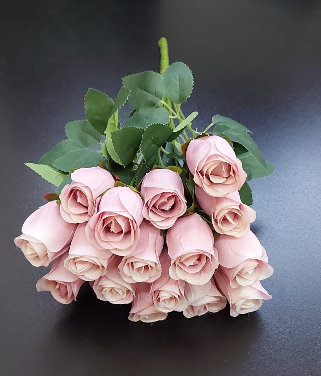 Buchet 18 trandafiri roz pudrat artificiali – 41 cm, tije sârmă, material textil